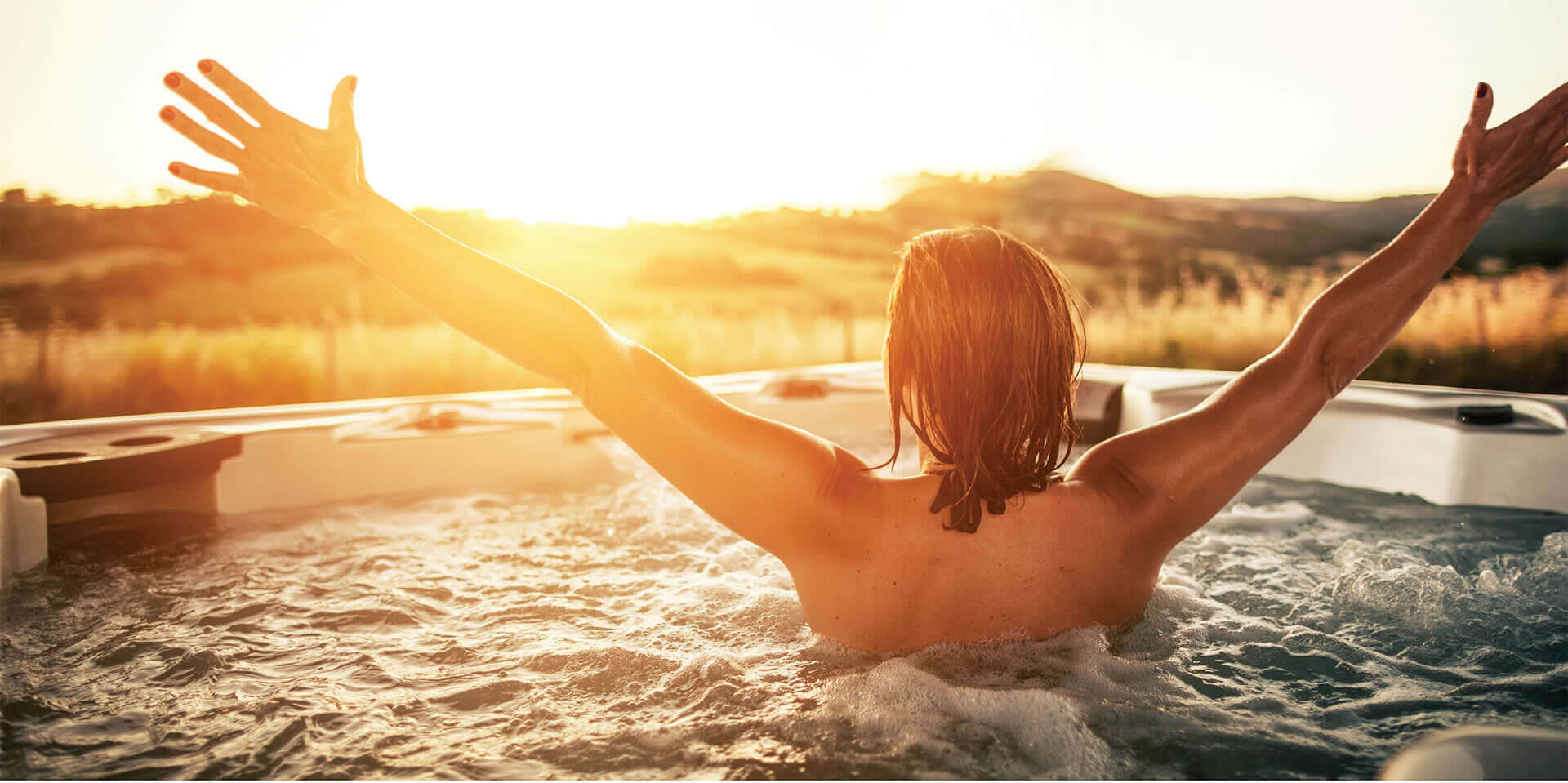 godendo dell'acqua pulita della piscina